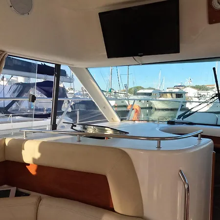 보트호텔 Vedette Cristal Prestige 32 *